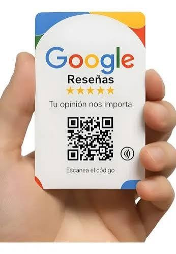 Mano sosteniendo la tarjeta NFC individual con el QR de Google Reseñas