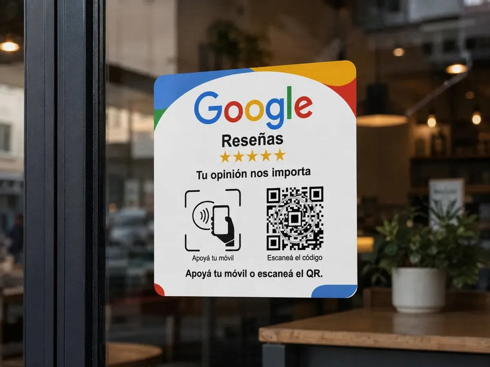Placa NFC con QR pegada en la vidriera de un local