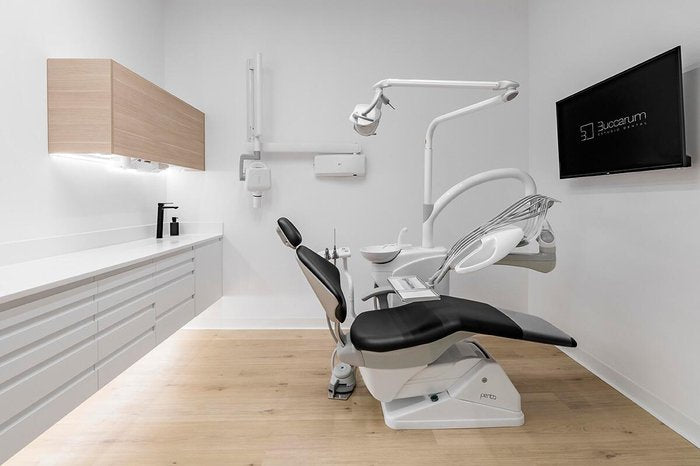 Consultorio dental con sillón y equipamiento