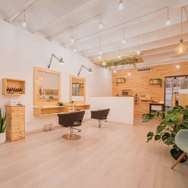 Peluquería con sillones y espejos de madera